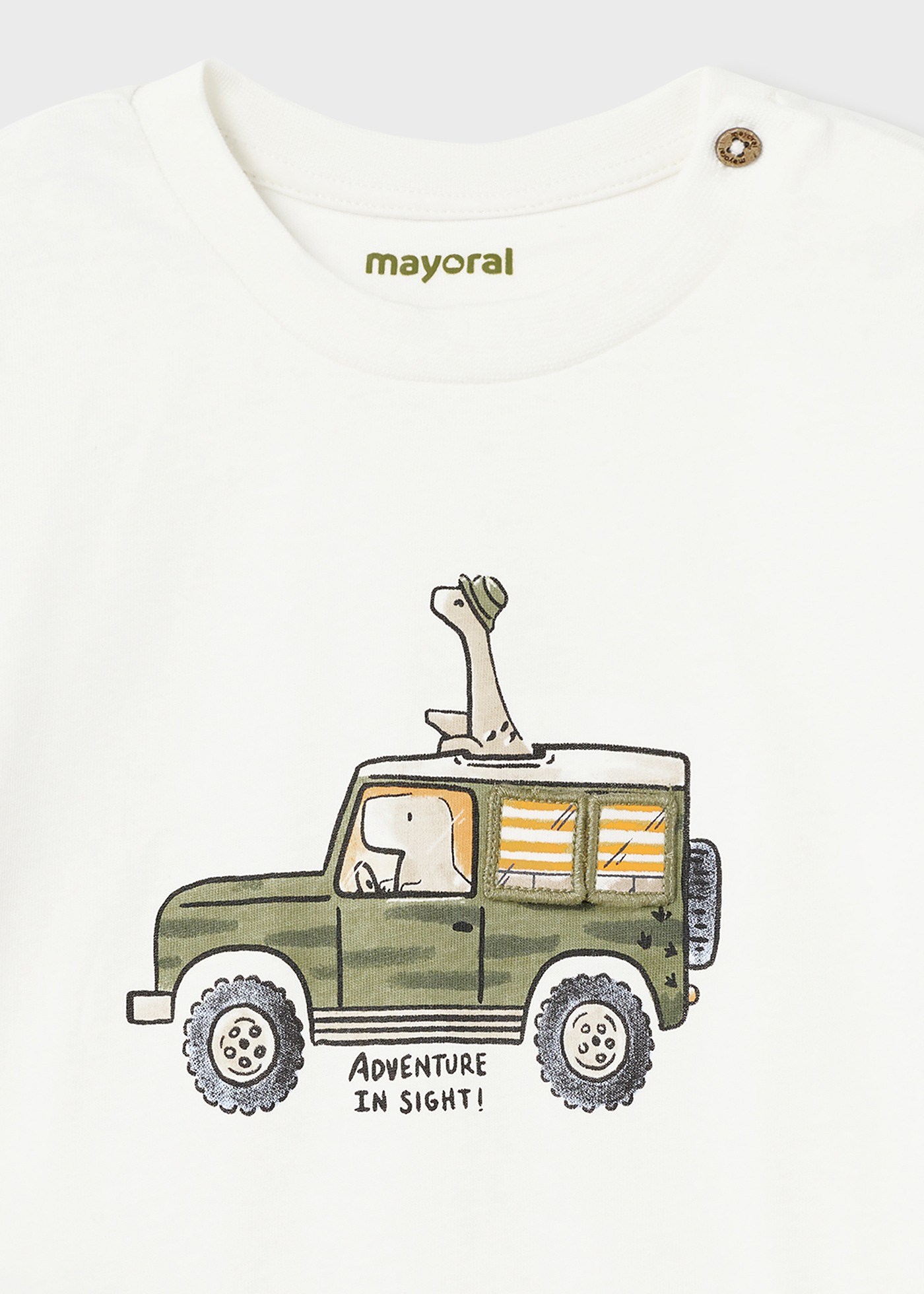 Camiseta infantil com estampa interativa feita de algodão sustentável.