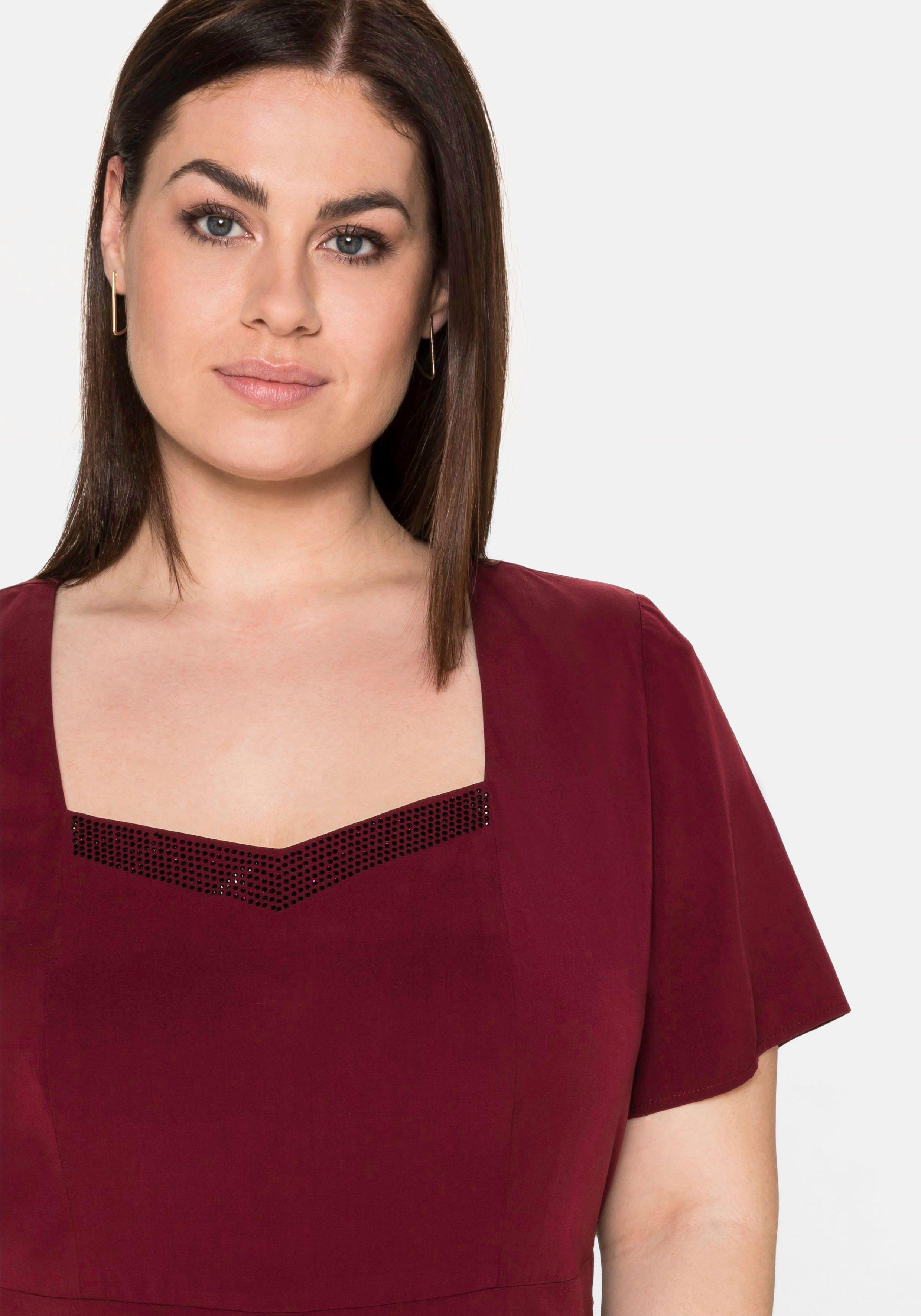 Abendkleid mit Schmucksteinen am Ausschnitt