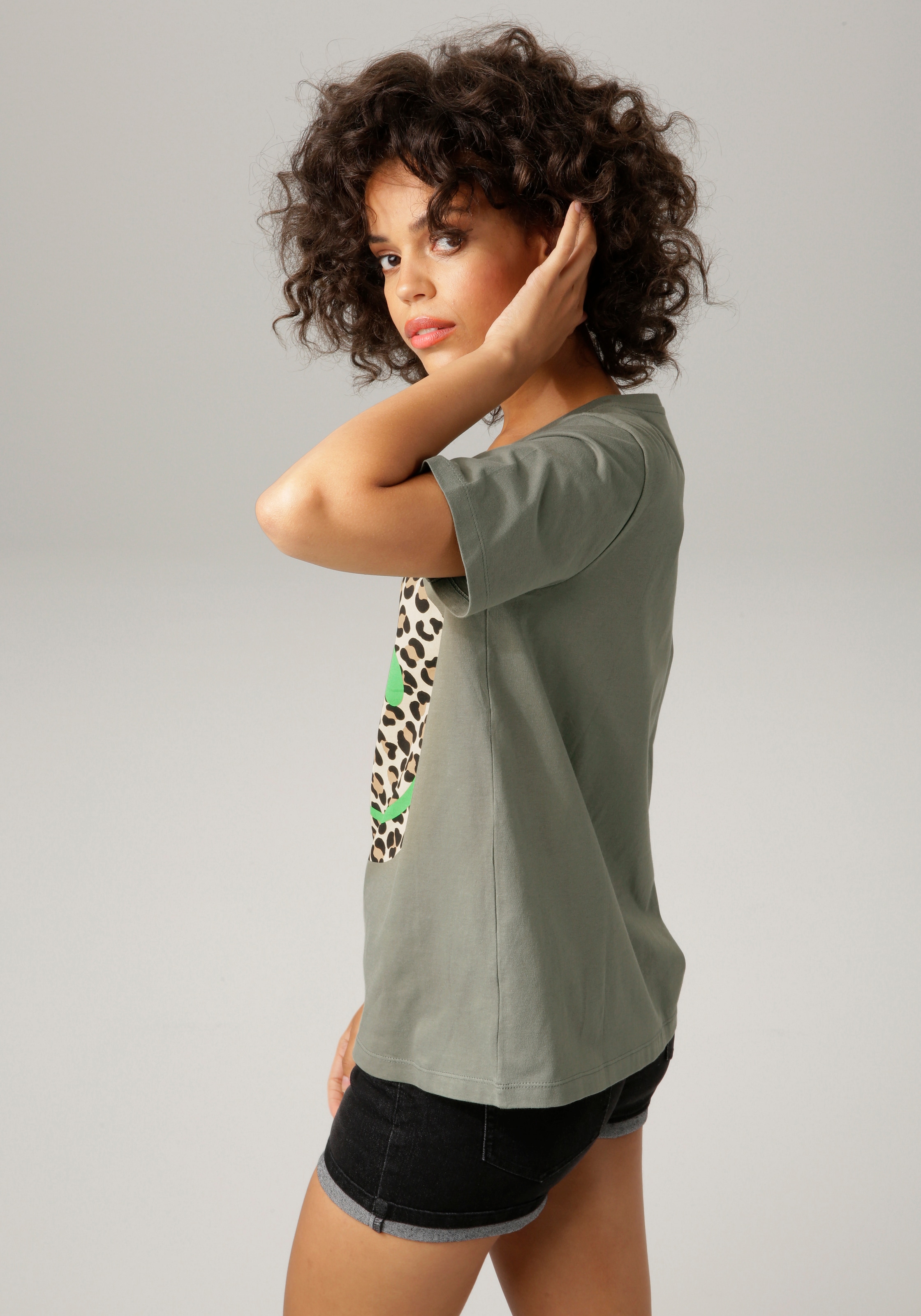 Aniston CASUAL T-Shirt , mit Smiley-Frontprint im Animal-Look