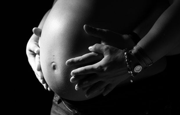 Babybauch-Fotoshooting in Stuttgart als Geschenkidee