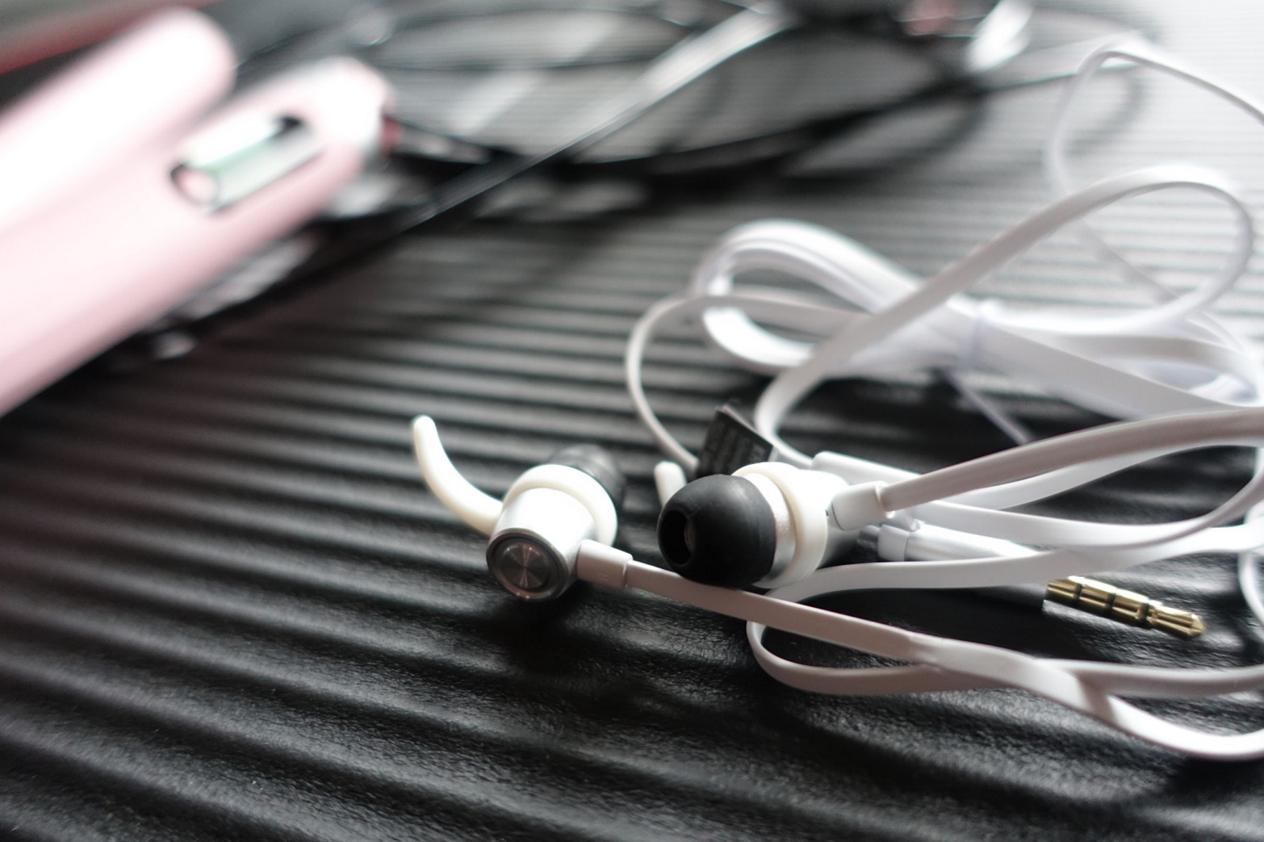 Schwaiger KH470W 512 witte in-ear hoofdtelefoon met slimkabel