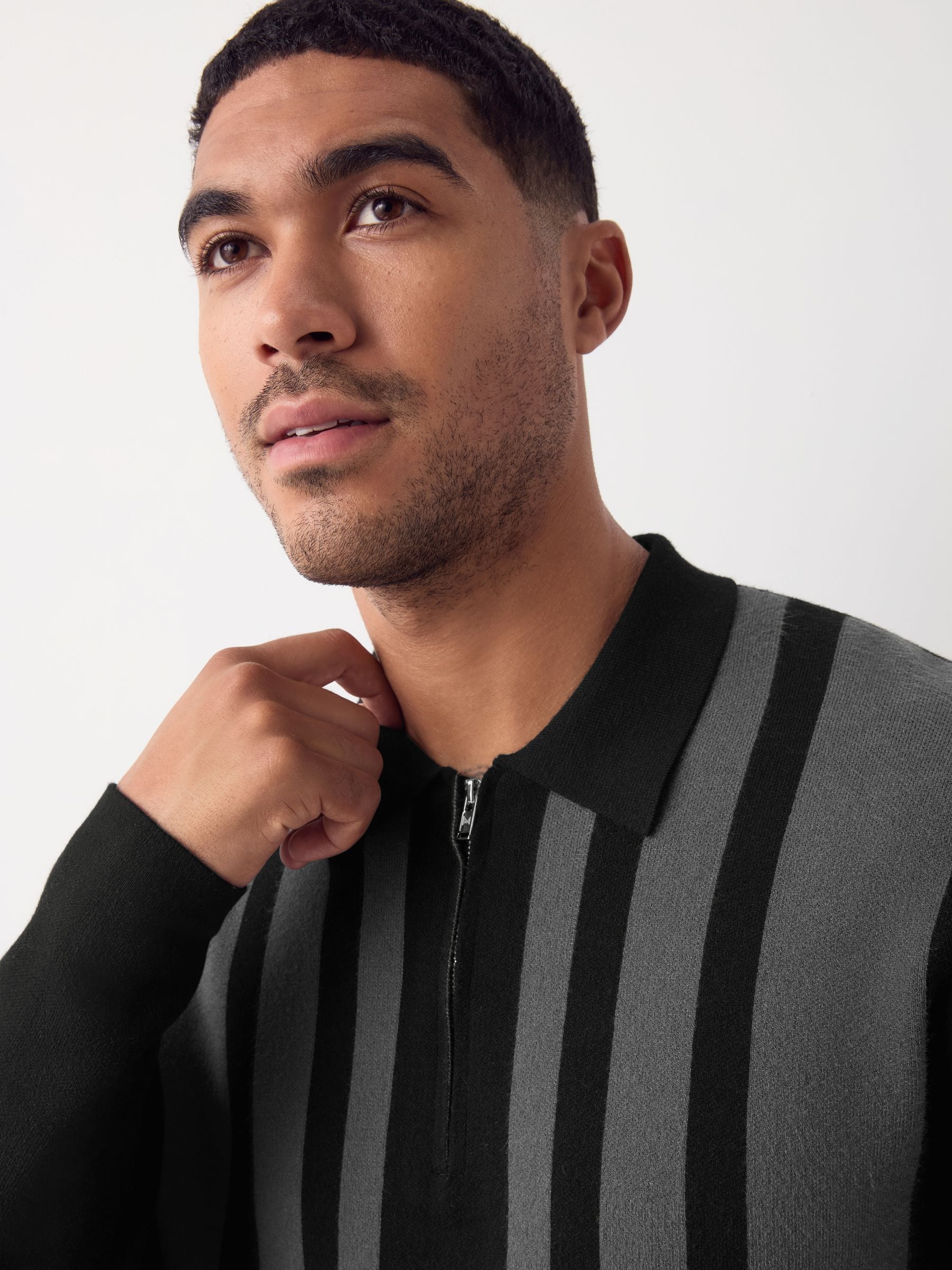 Zwart - Regular fit premium halfzwaar gestreept gebreid poloshirt met lange mouwen en kwartrits