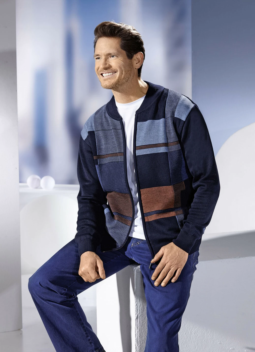 Jacke mit durchgehendem Reißverschluss in 2 Farben