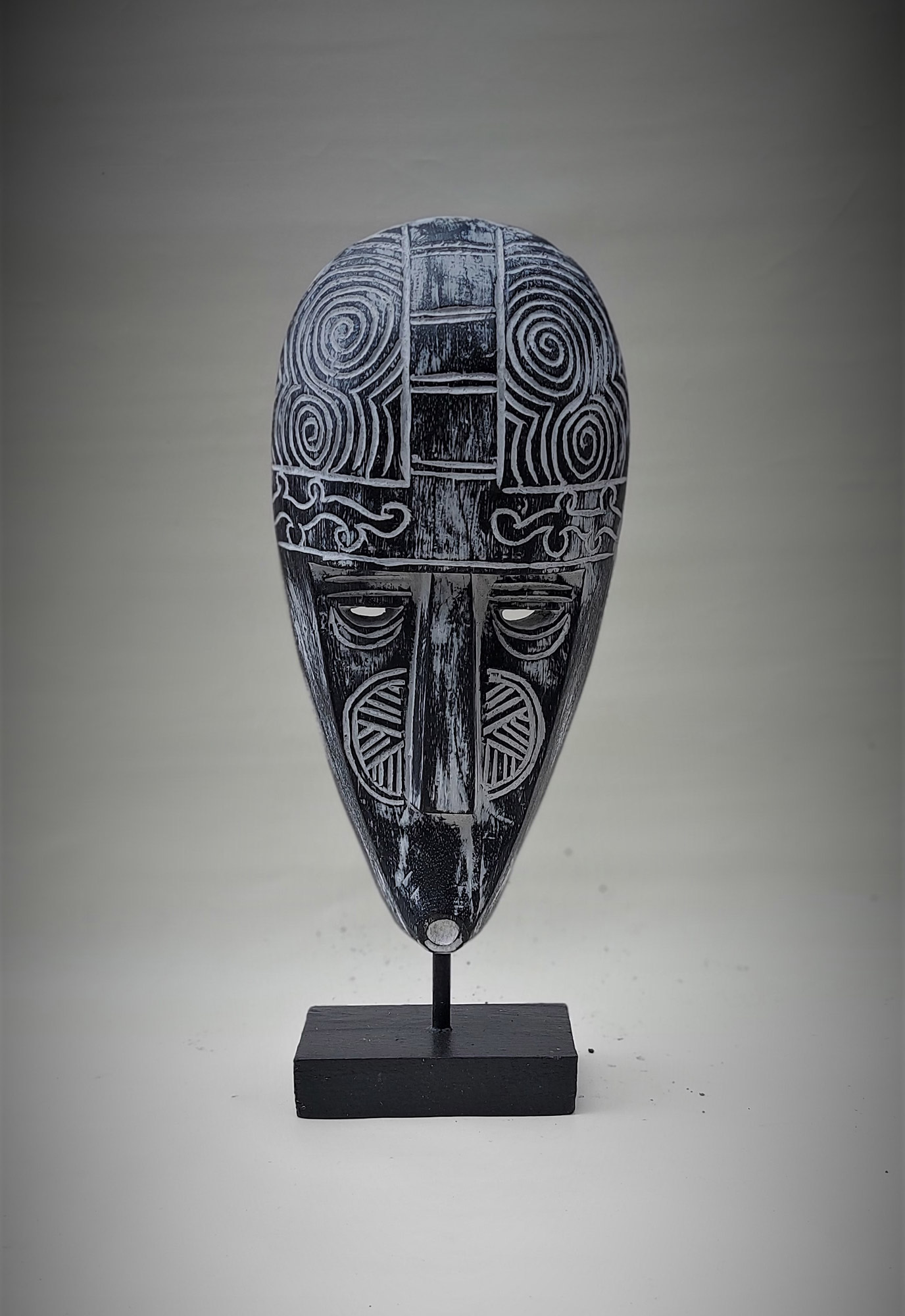 Toraja-Maske auf Ständer, schwarzbraun, weiß, H 50 cm, B 20 cm, L 10 cm von fischer's lagerhaus