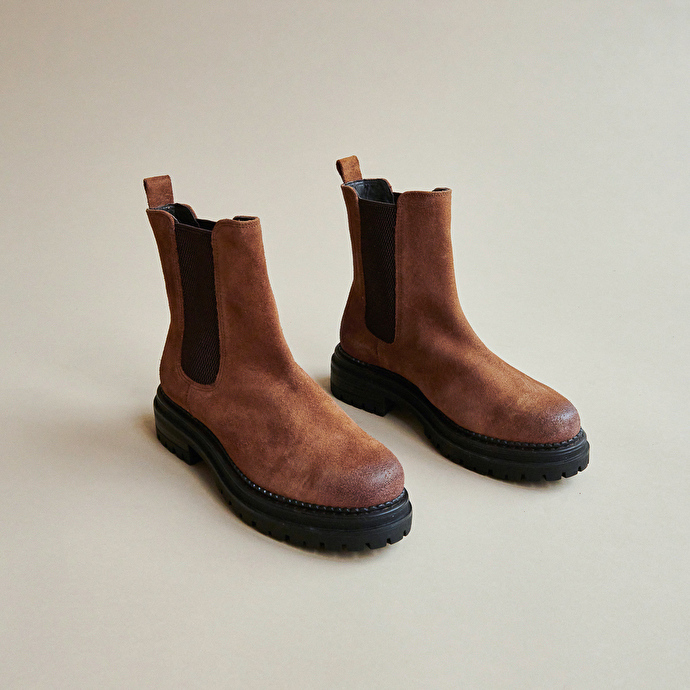 Bottines à semelles crantées et élastiques  en croute cognac