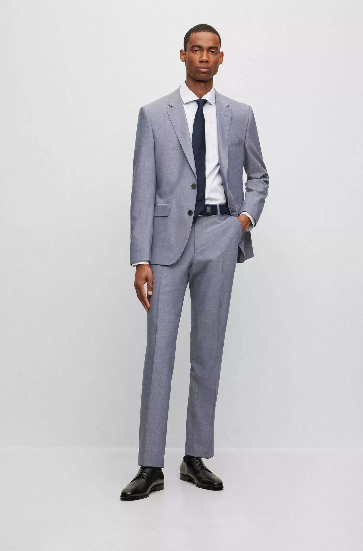 Calça BOSS preta, corte regular, em tecido elástico com microestampa.