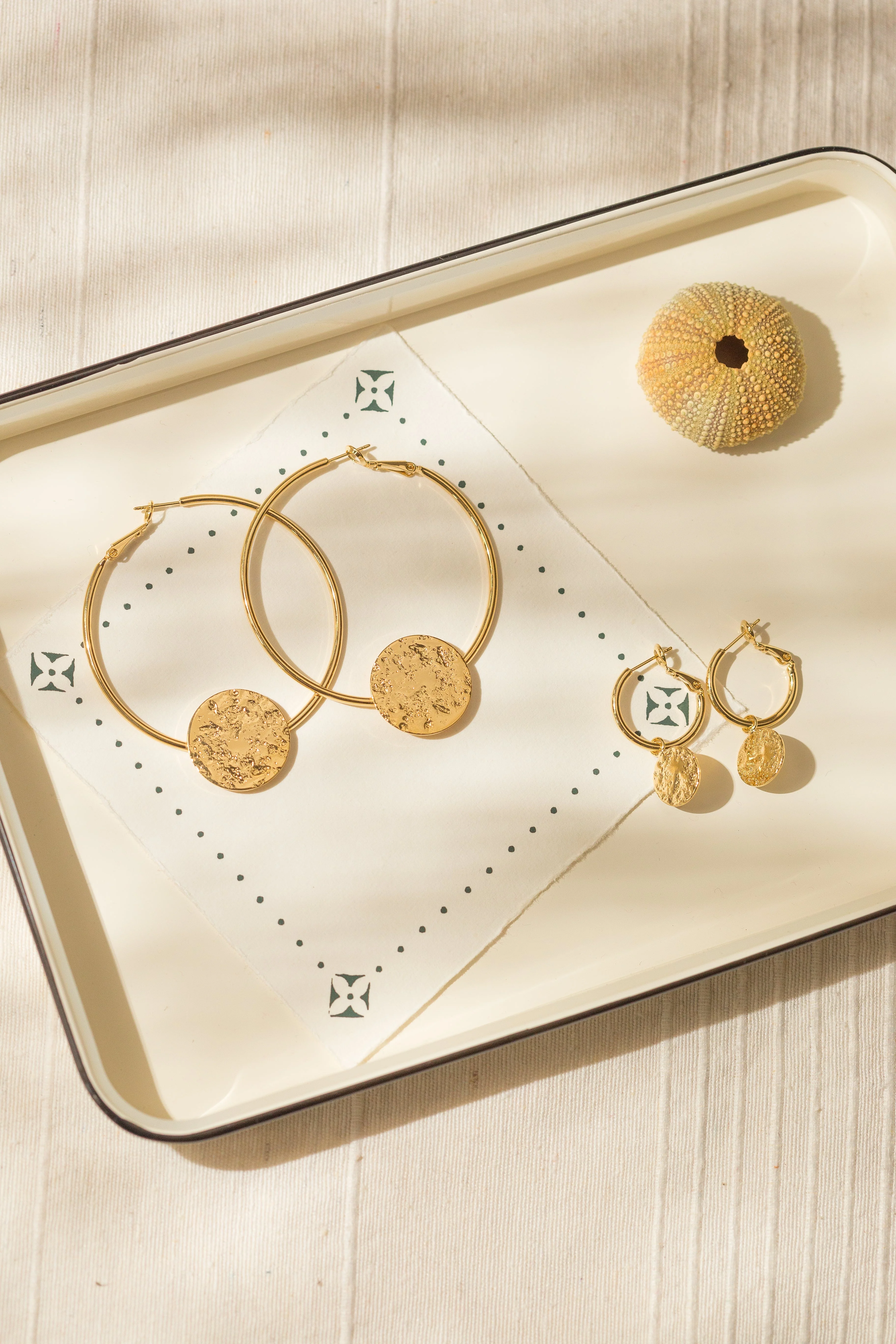 HESTIA - Boucles d'oreilles créoles ronds martelés doré à l'or fin | Doré