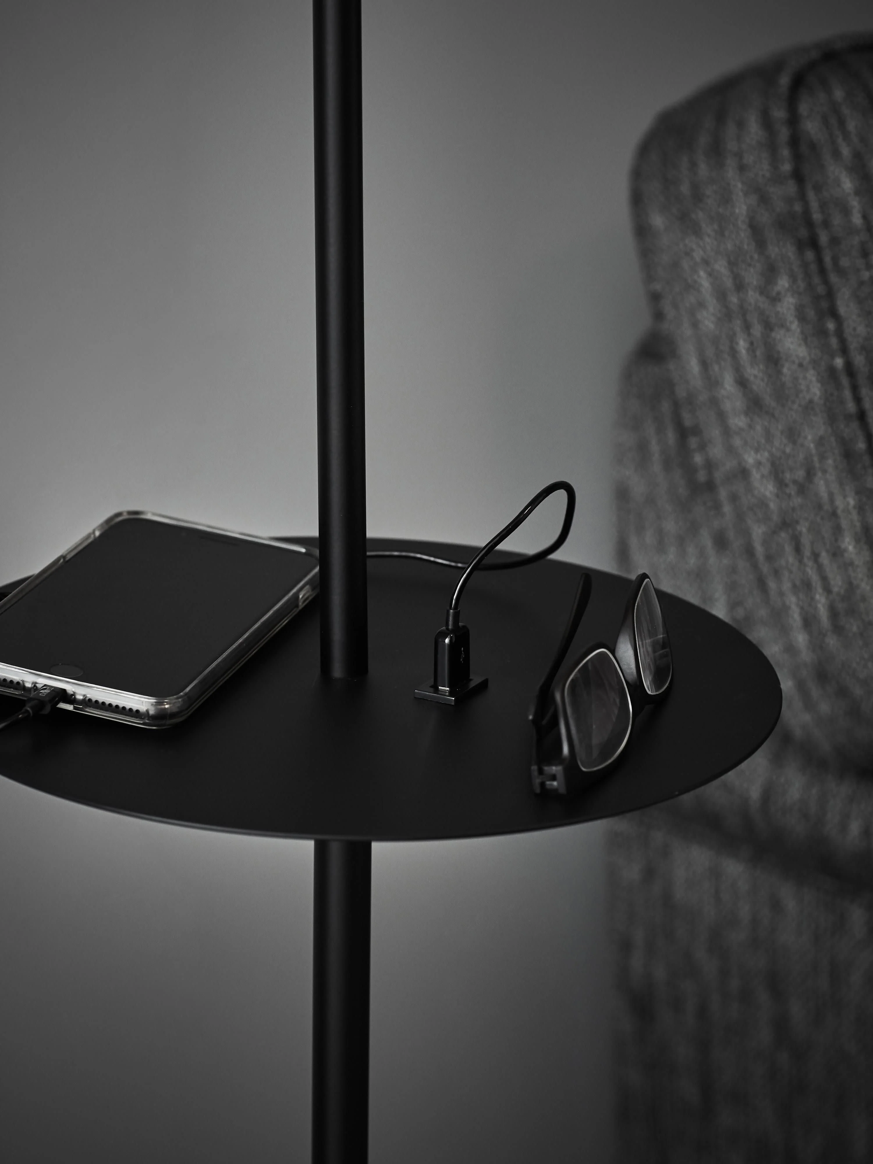 Leeslamp Linear met plank en oplader