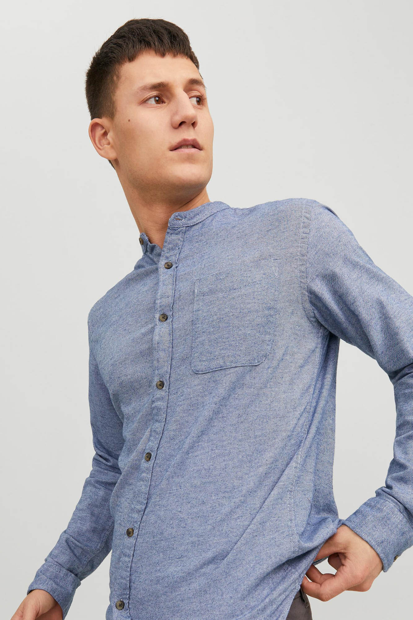 Camisa com gola mandarim, modelagem confortável.