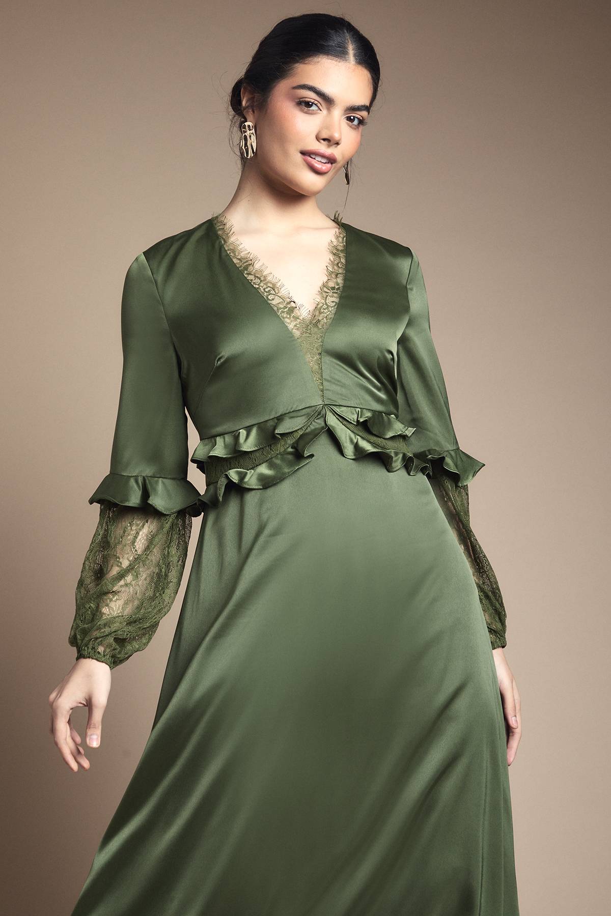 Oasis Robe Mi-Longue Col V à Manches en Dentelle et Taille Froncée