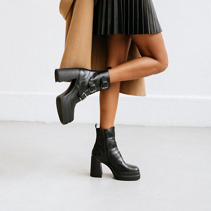 Boots à sangles et plateformes  en cuir noir