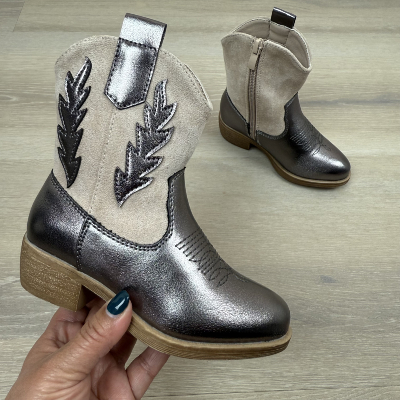 Girly cowboy boots - gun