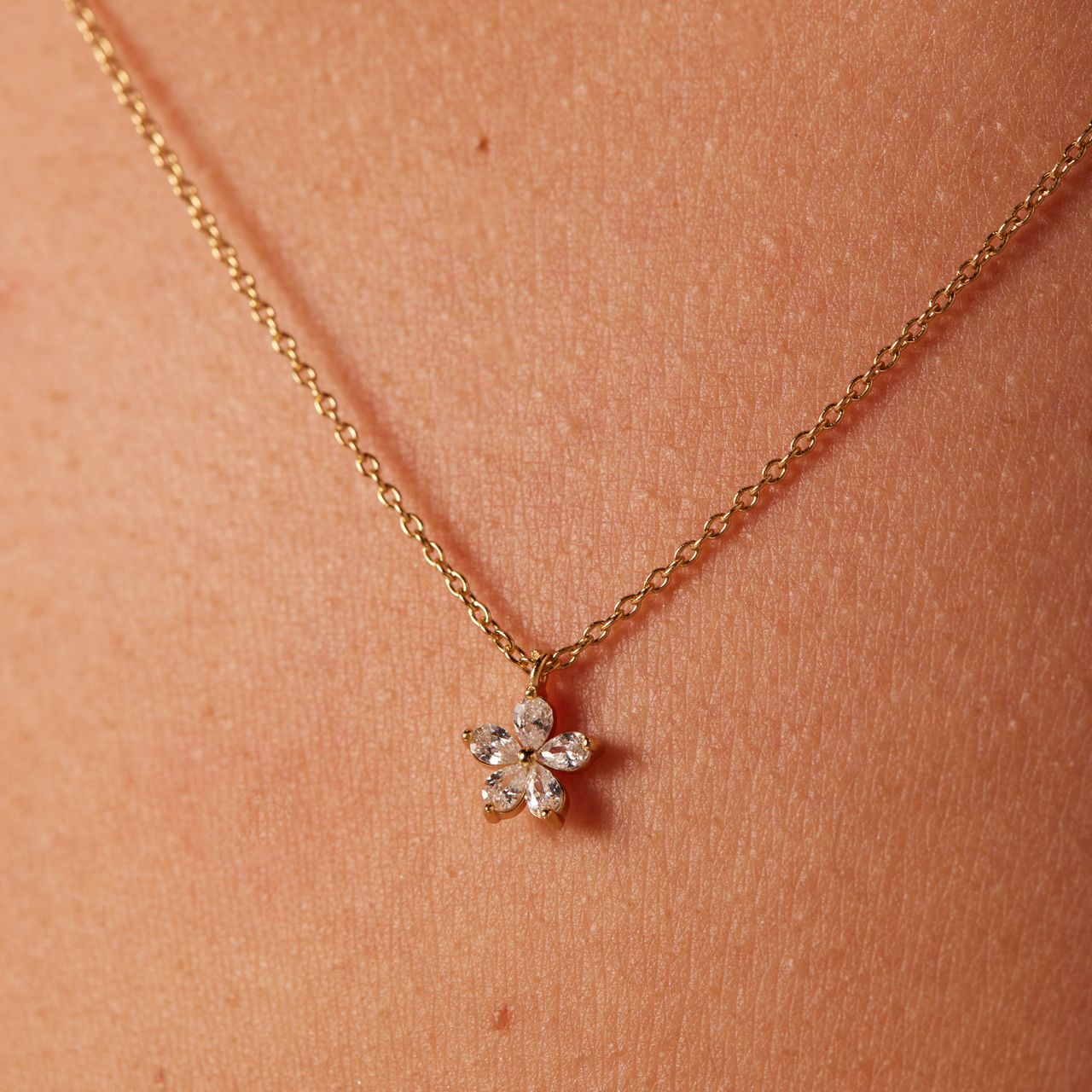 Zilveren goldplated ketting met hanger bloem zirkonia