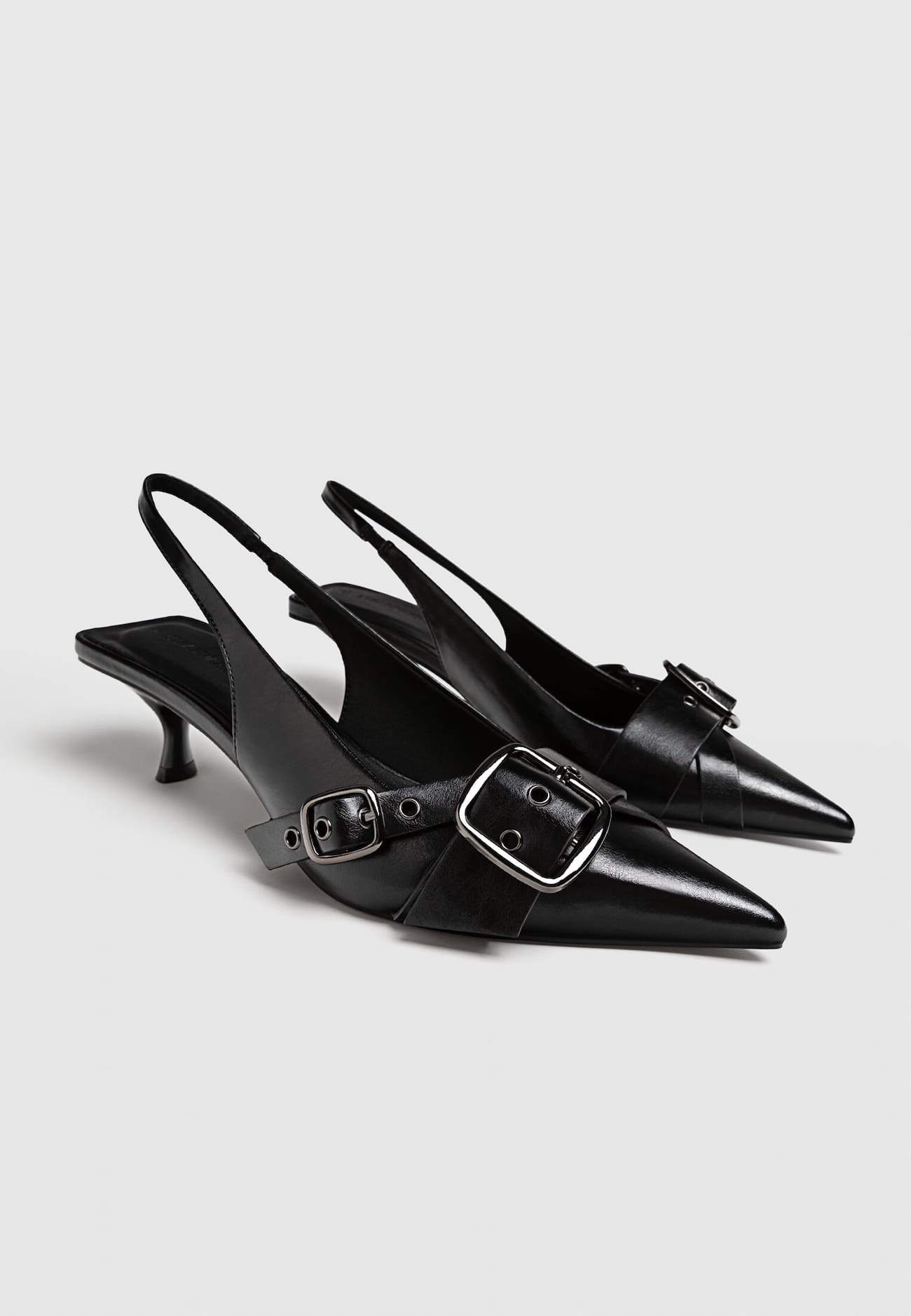 Sapatos pretos de salto alto com fivela