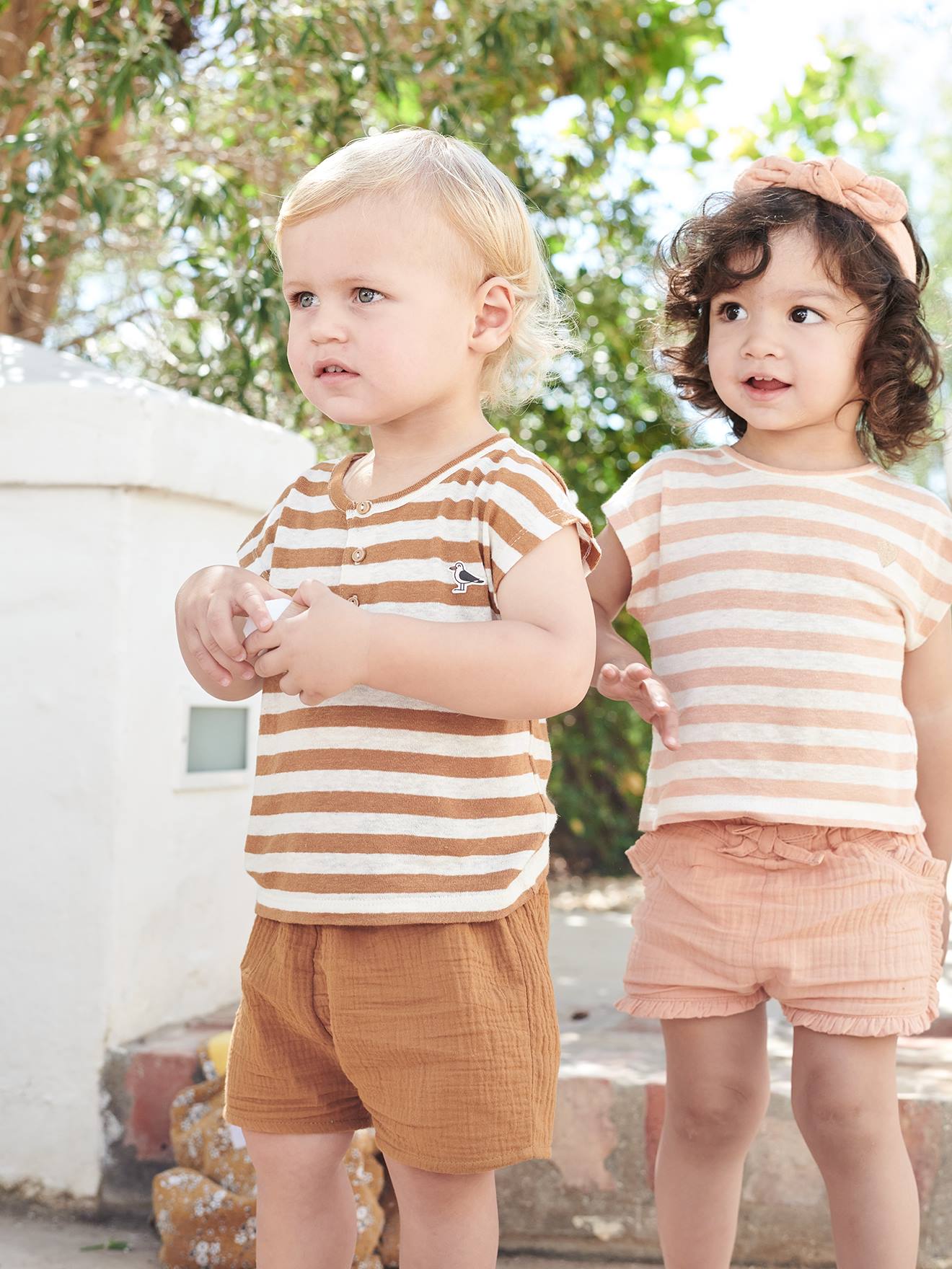 Roupa de bebê: shorts, camiseta listrada e faixa de cabelo laranja