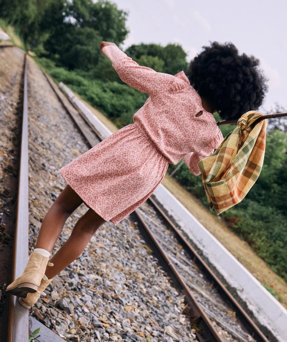 ROBE FILLE ROSE IMPRIMÉ FLEURI ET DÉTAILS VOLANTÉS