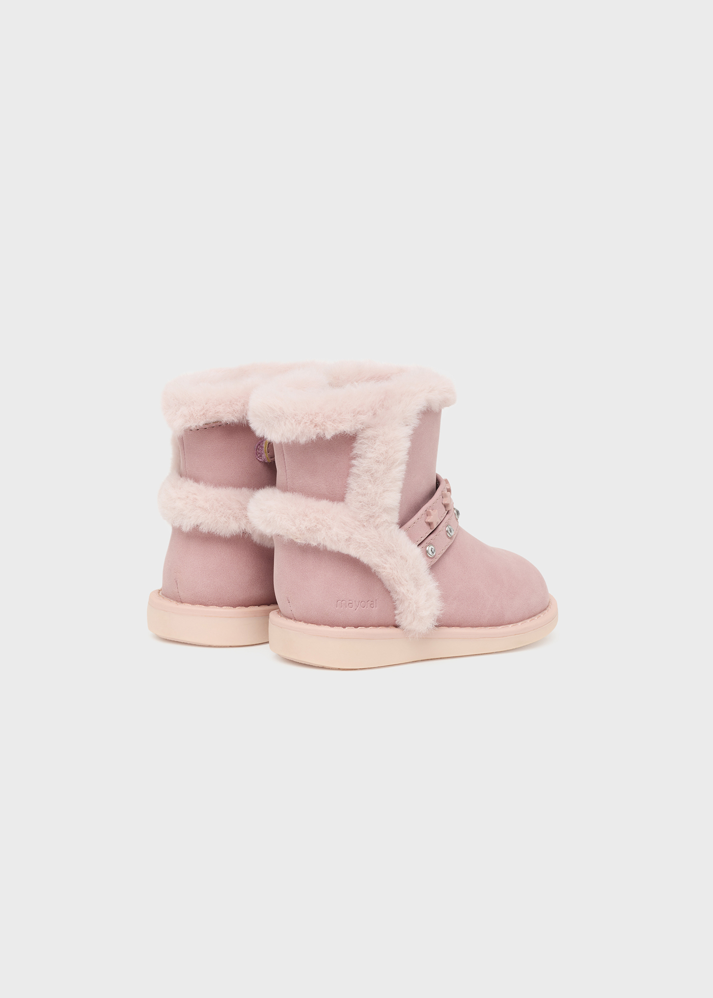 Bota infantil forrada com tachas