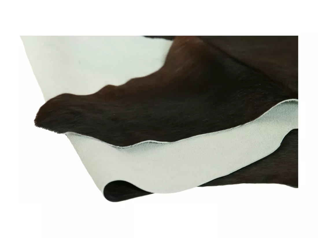 Peau de bovidé naturelle teintée brun et noir