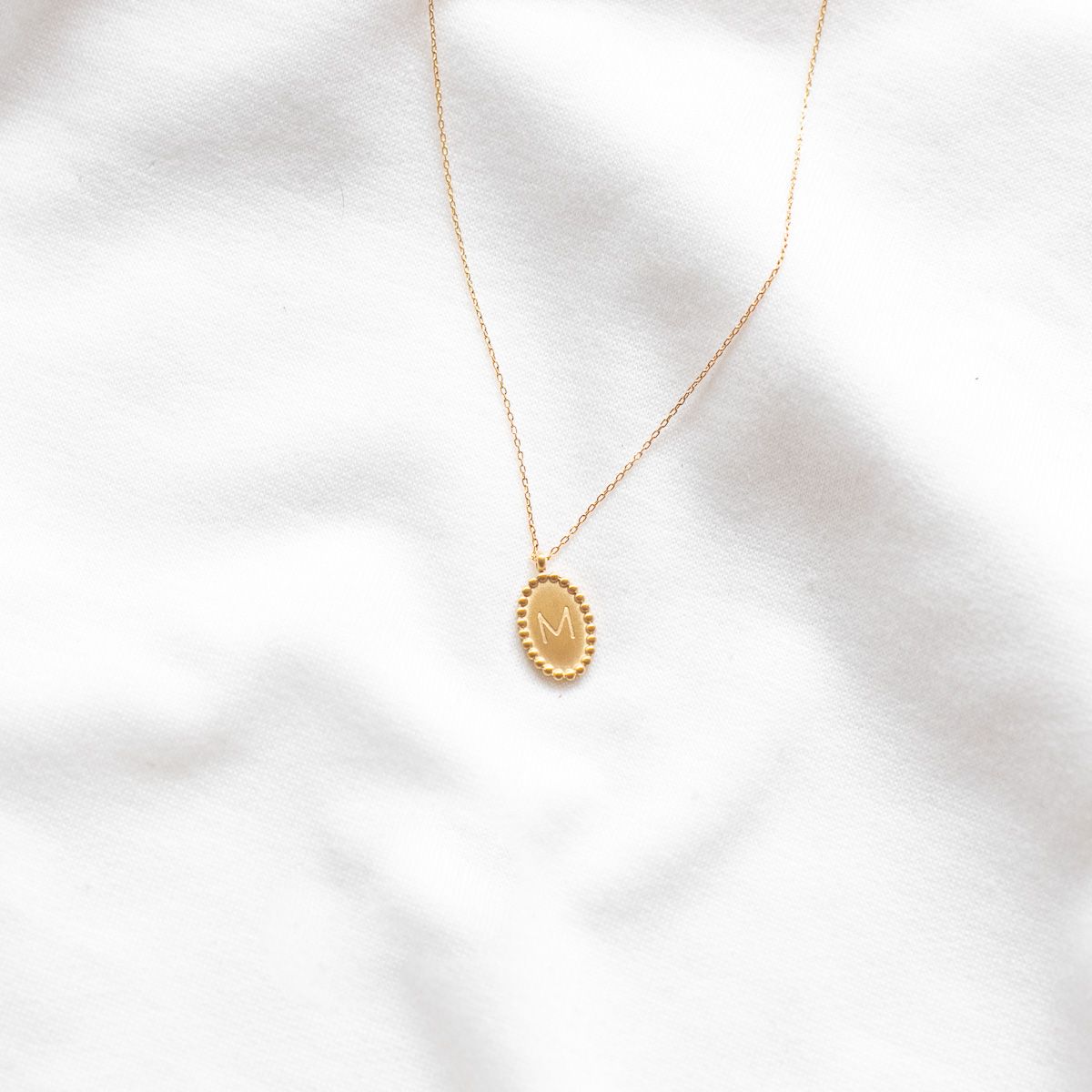 Collier médaillon gravé lettre alphabet