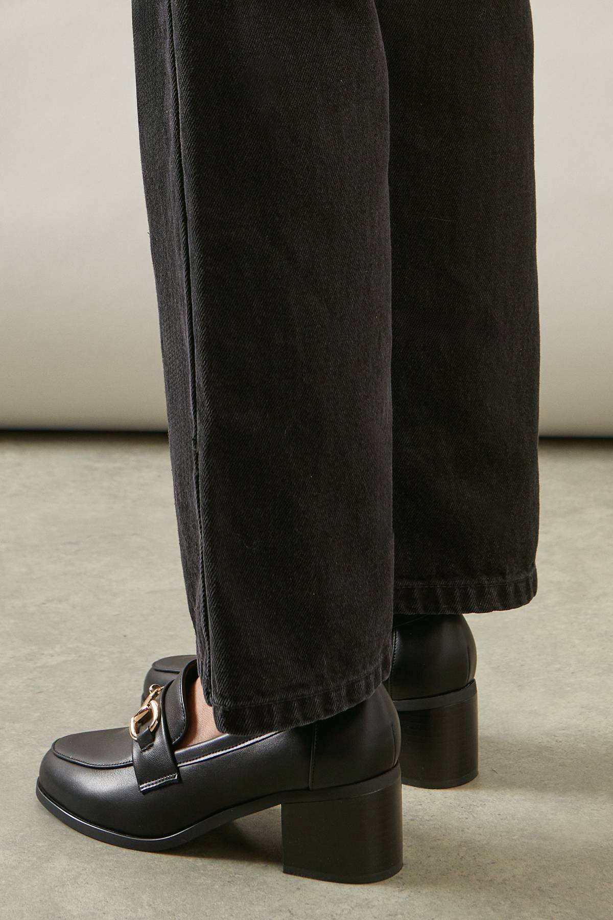 Wallis Mocassins à Talon Moyen Coupe Large Lydia en synthétique avec Détail Mors et Devant Tablier
