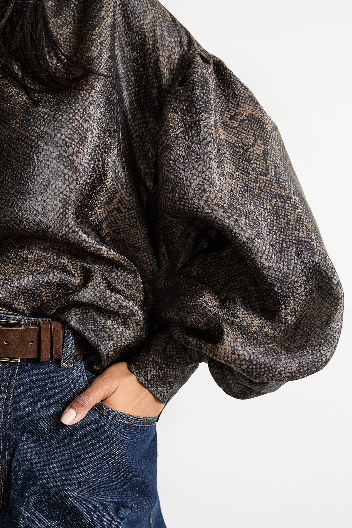 Warehouse Blouse à Manches Bouffantes avec Col Lavallière Imprimée