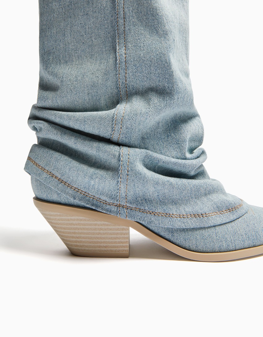 Botas de cowboy de salto alto em jeans
