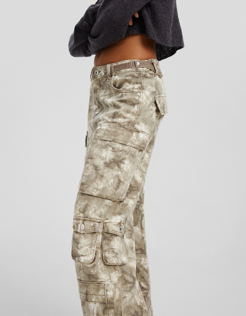 Calça cargo estampada em sarja com vários bolsos