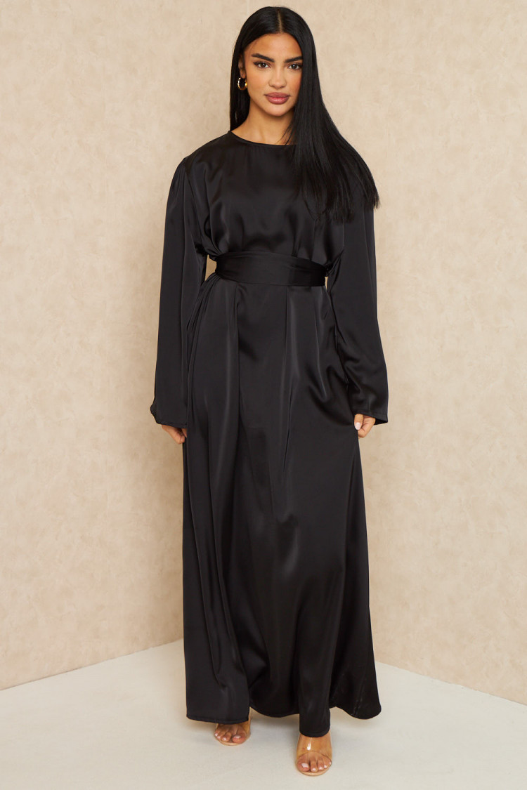 Robe ample ceinturée et satinée noire