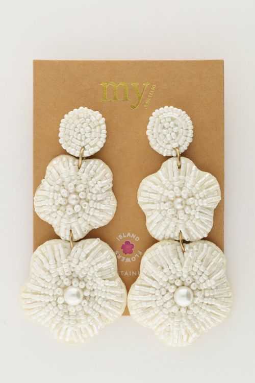 Island oorhangers met witte bloemen en kralen