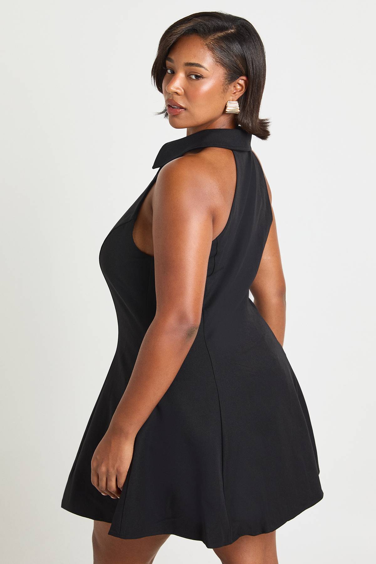 boohoo Robe chemise skater sans manches à boutons dorés Plus