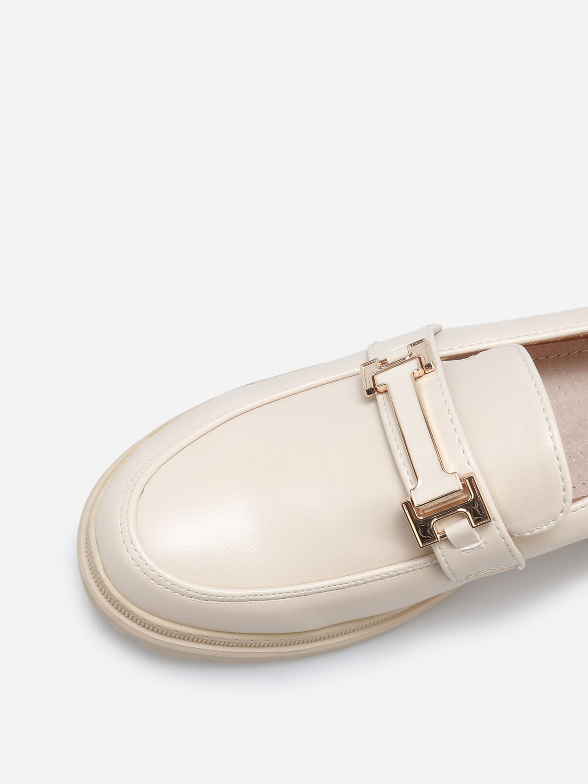 Mocassins à semelle fine crantée et boucle- Beige