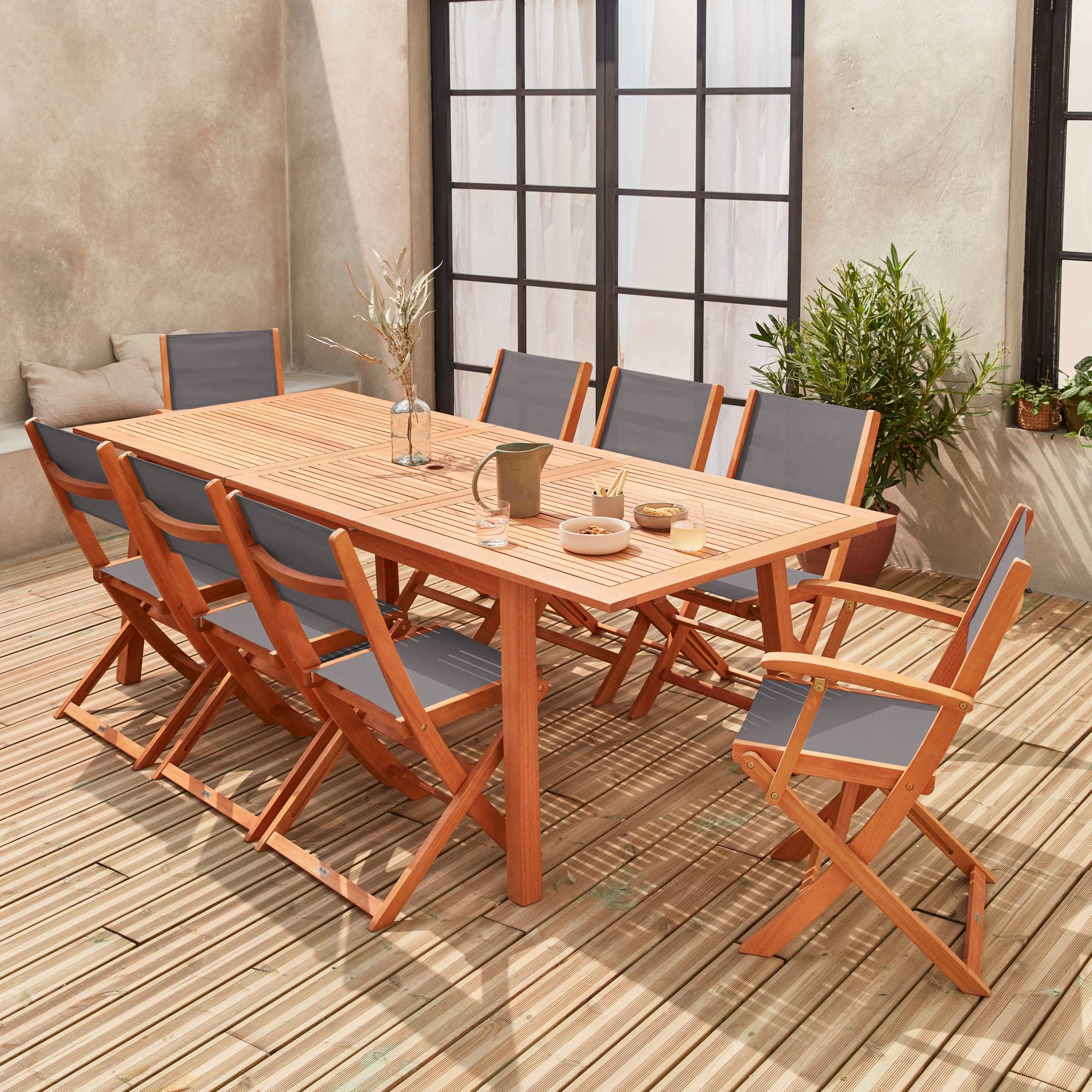 sweeek - Uitschuifbare houten tuintafel, 8 stoelen