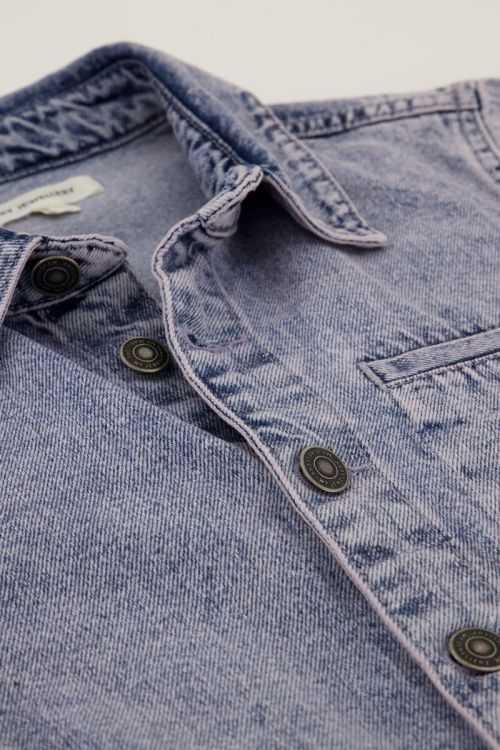 Blauwe denim playsuit met borstzak en roze gloed