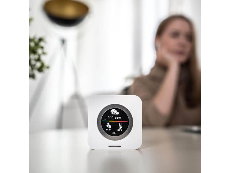 Luxafor CO2 Monitor Luxafor CO2 Monitor analysiert die Luftqualität eines Raumes und benachrichtigt Sie, wenn gelüftet werden muss