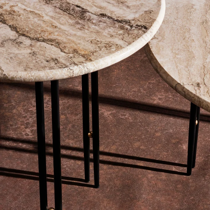 Gubi - IOI Side Table, Ø 50 cm, Chrom / Travertin rippled beige