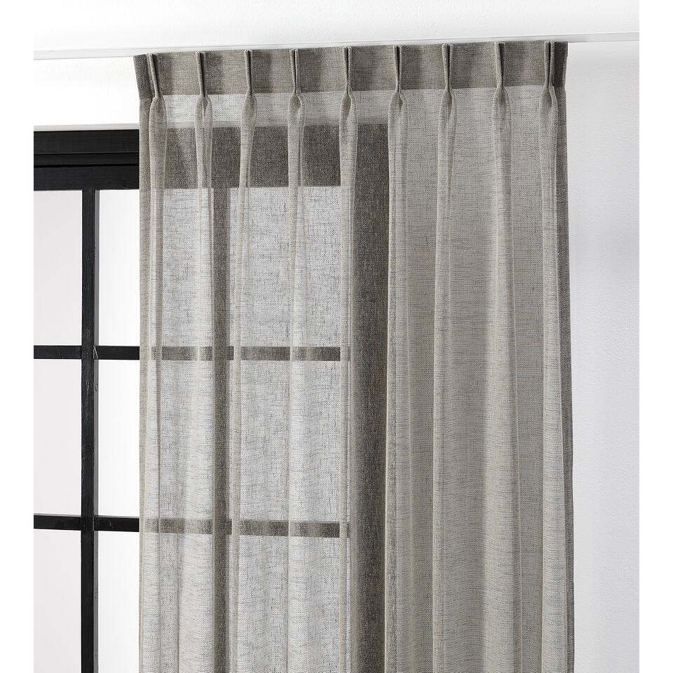 Inbetween Max Taupe