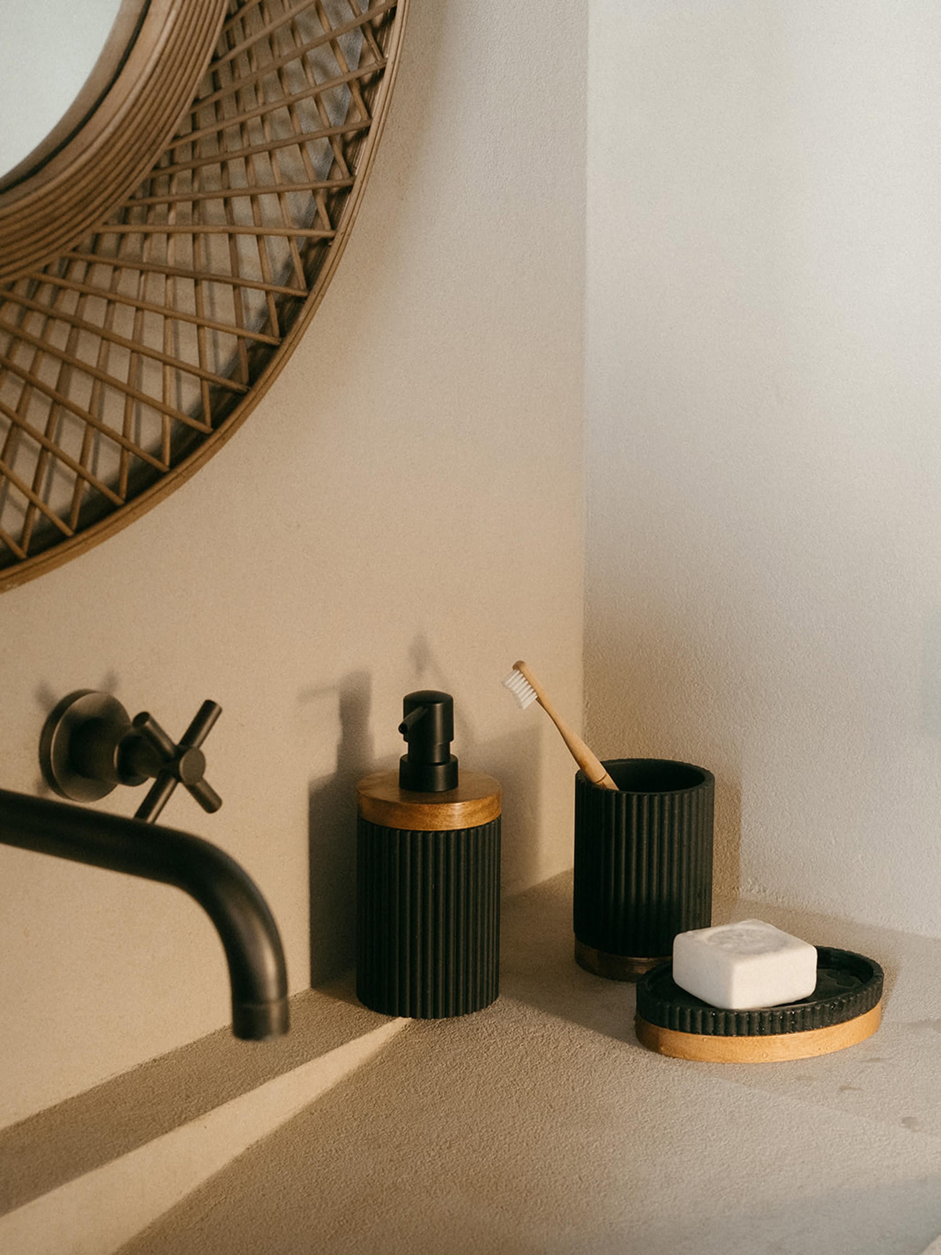 Zeepdispenser Laura met houten decoratie