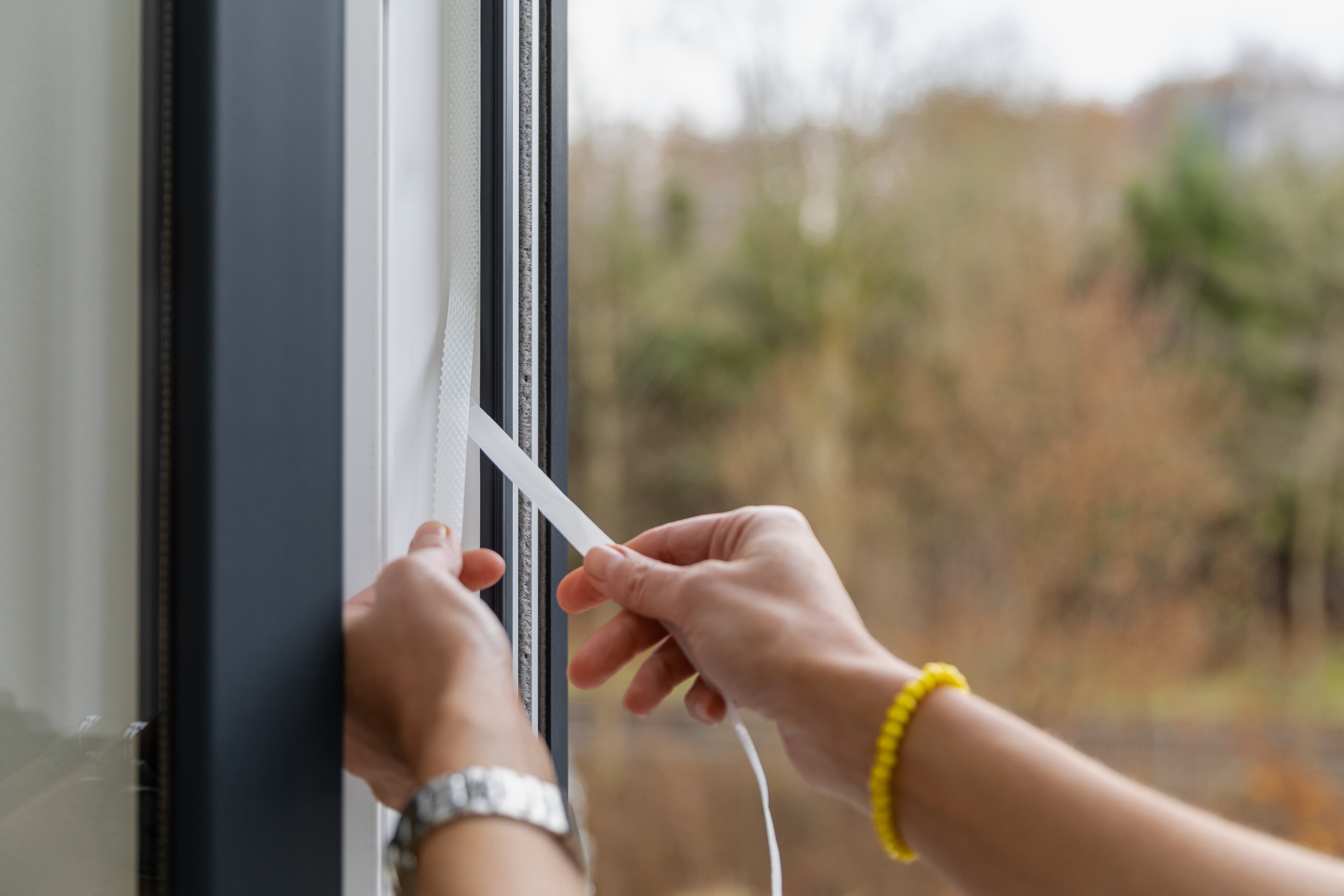 Schellenberg Befestigungsband Plus für Fliegengitter Fenster aus Polyester-, Fiberglas- und Aluminiumgewebe, Bandlänge 5,6 m, inklusive Montagezubehör, weiß