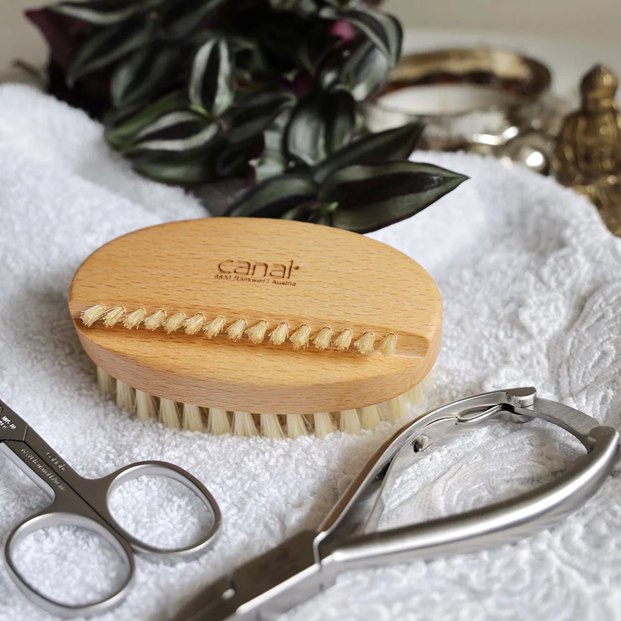 canal® Hand- und Nagelbürste mit schräger Nagelreihe