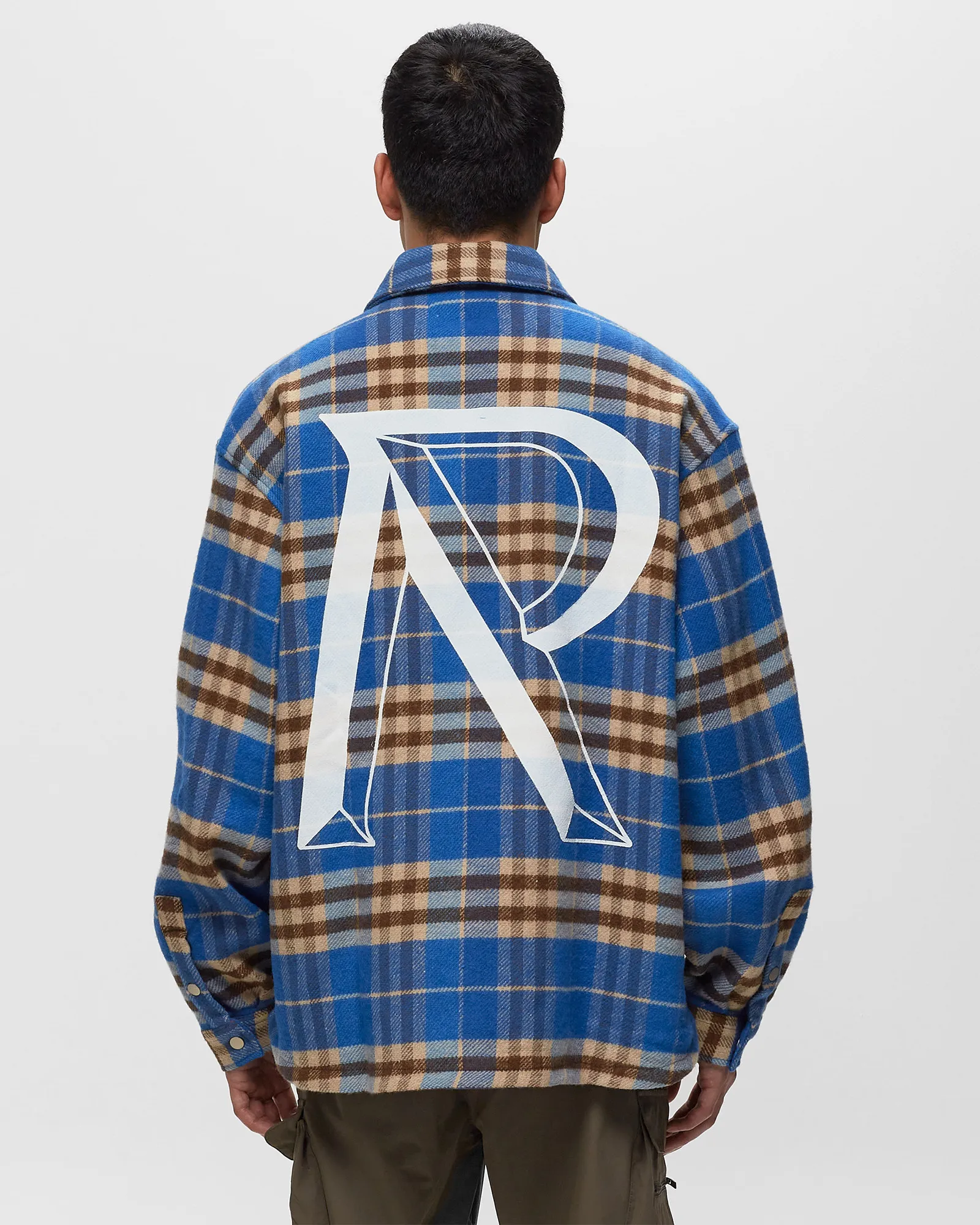 Camisa de flanela com estampa inicial