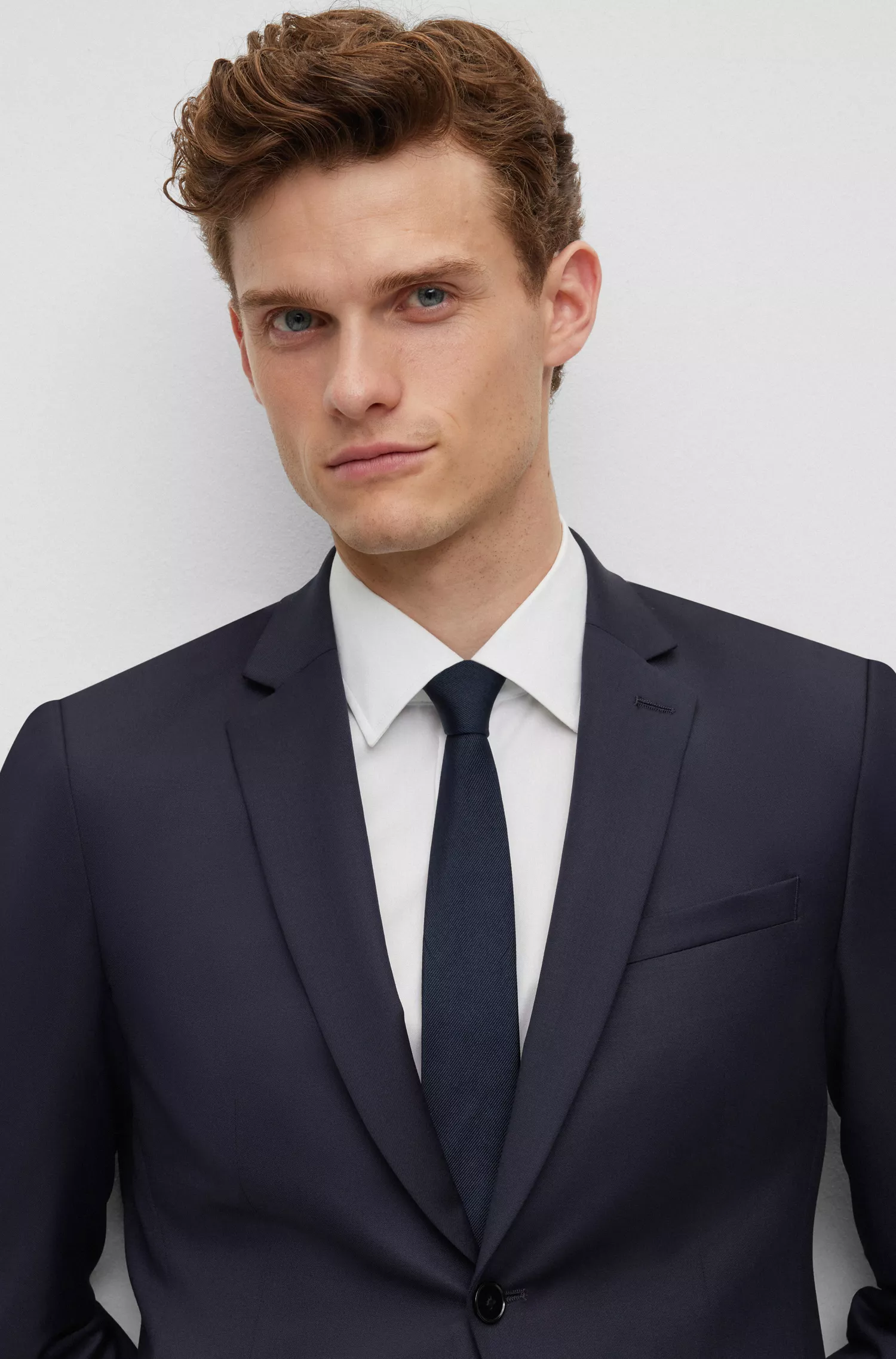 Jaqueta BOSS preta, extra slim fit, em sarja de lã virgem.