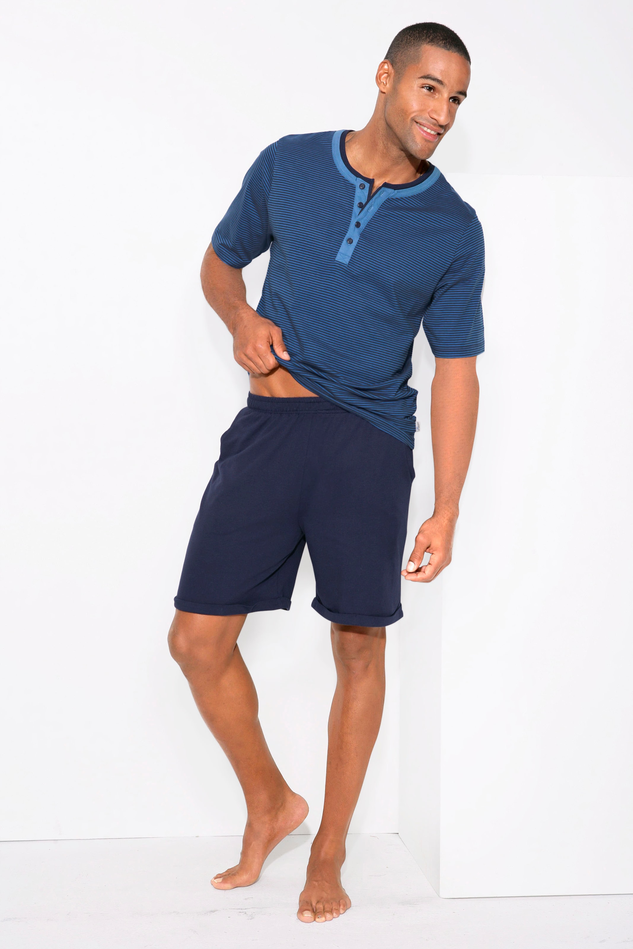 AUTHENTIC LE JOGGER Pyjama, 2 Stk. Schlafanzug mit aufwendigem Ausschnitt und Knopfleiste