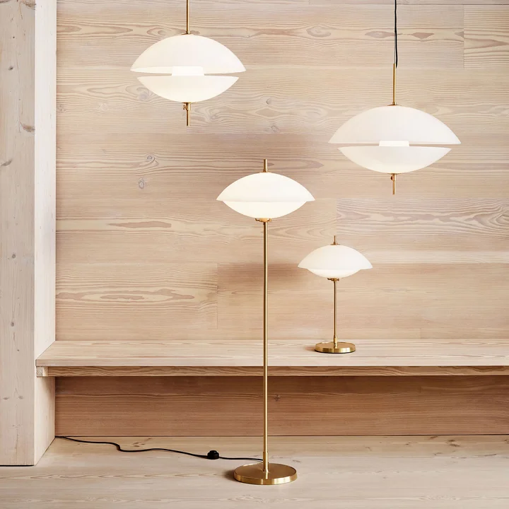 Fritz Hansen - Clam Stehleuchte Ø 40 cm, Messing / Opalglas