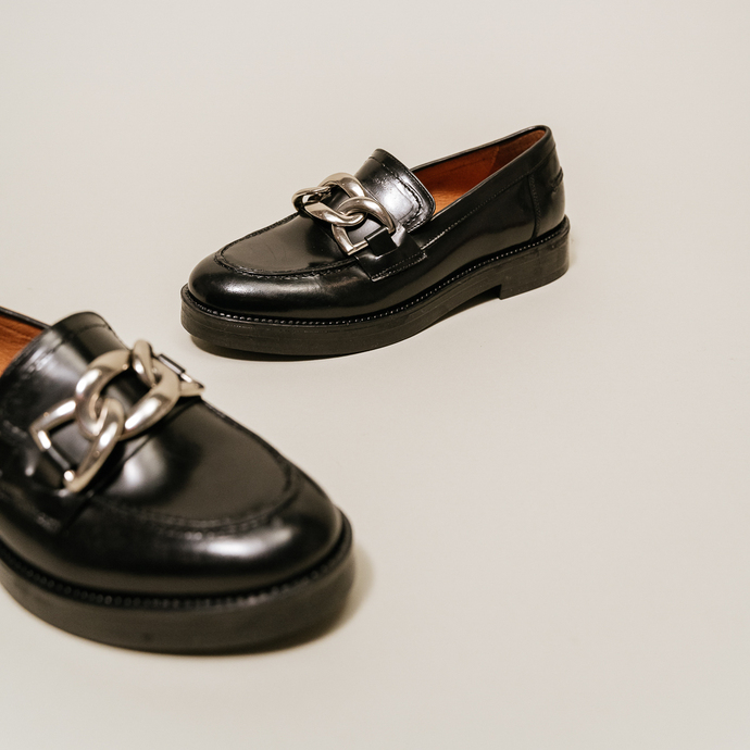 Mocassins à boucles argentées  en cuir glacé noir