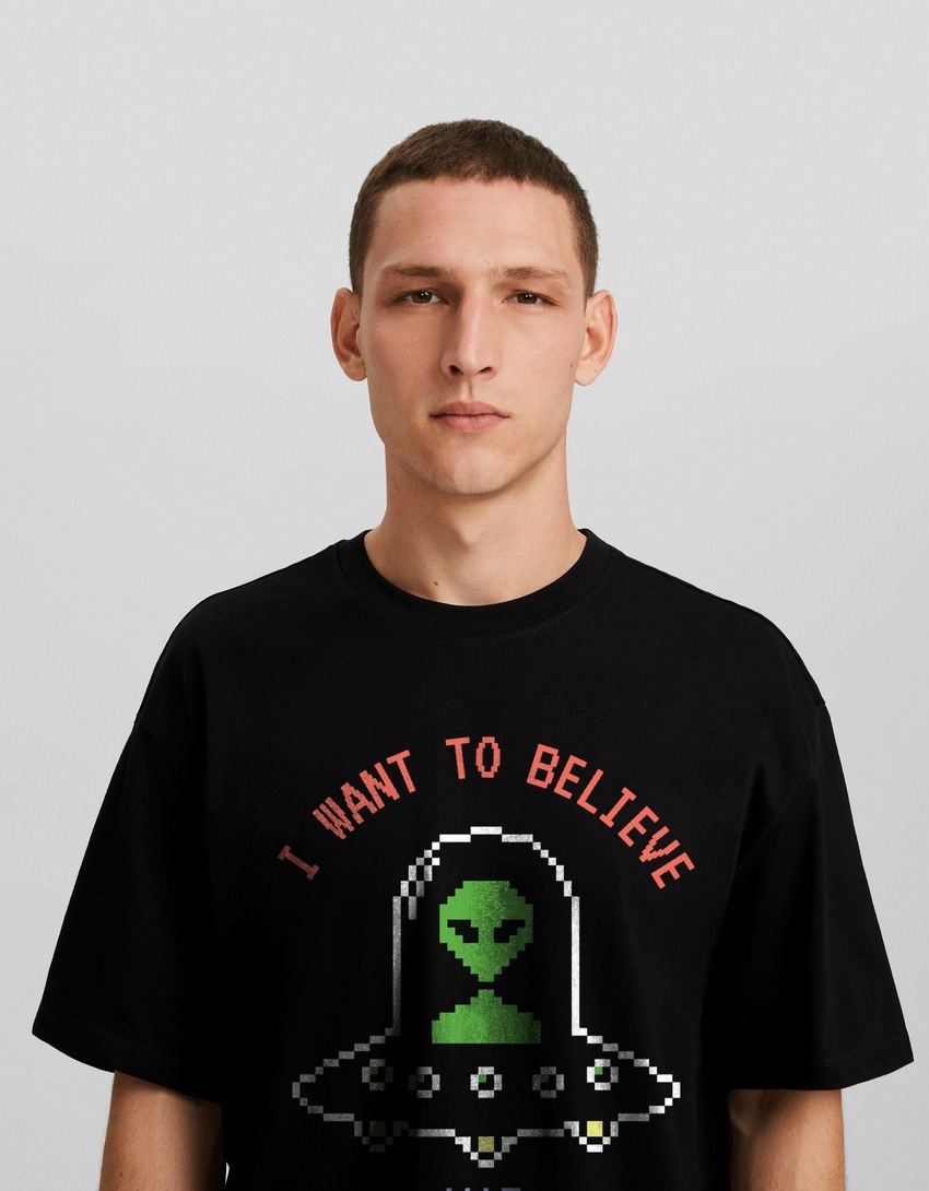 Camiseta de manga curta com modelagem quadrada e estampa da tendência atual.