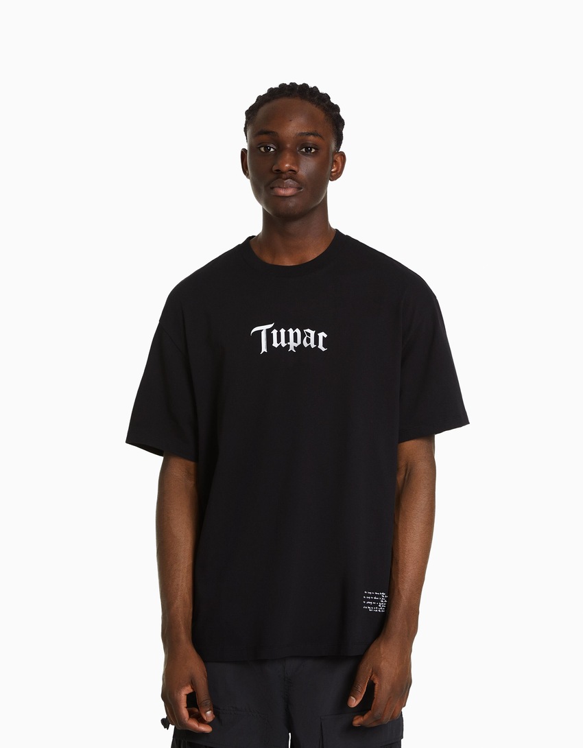 Camiseta de manga curta com estampa do Tupac e modelagem quadrada.