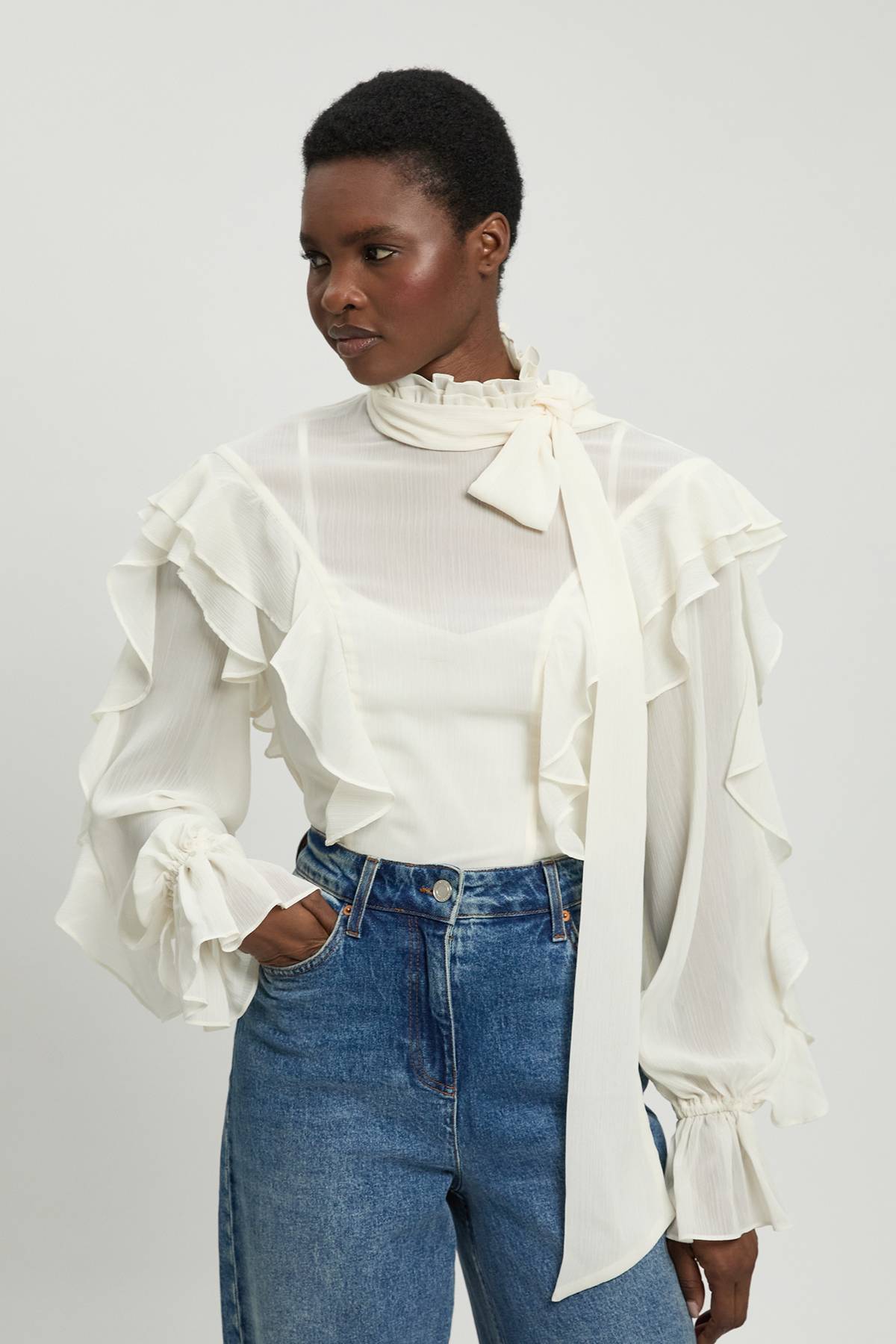 KarenMillen Blouse en Georgette Froissée à Volants avec Nœud Lavallière