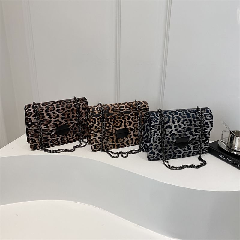Kleevelind - Schoudertas met luipaardprint en klep