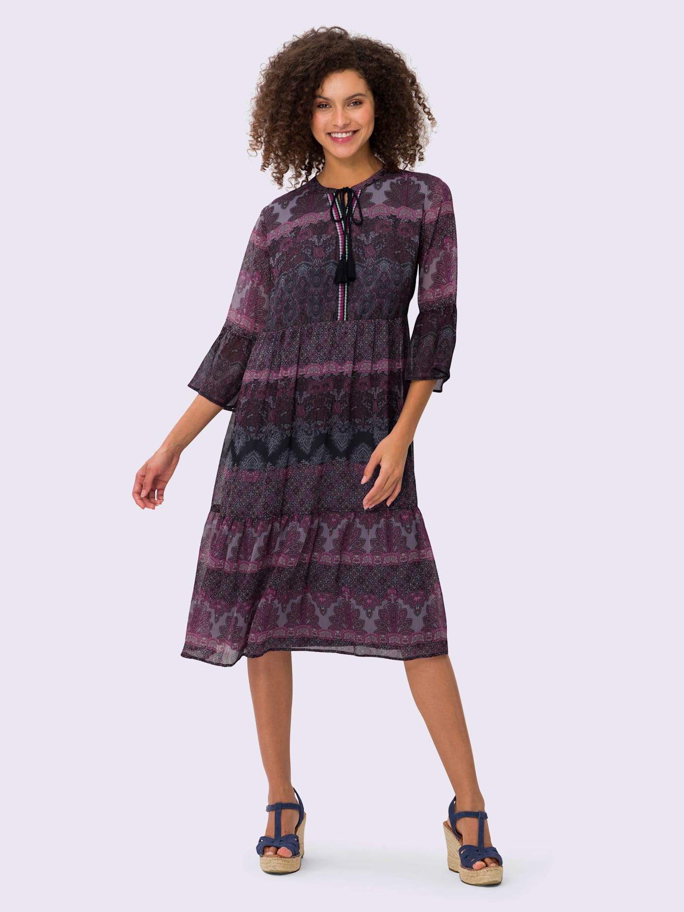 Robe imprimée superbe ruban brodé sur l'encolure en v