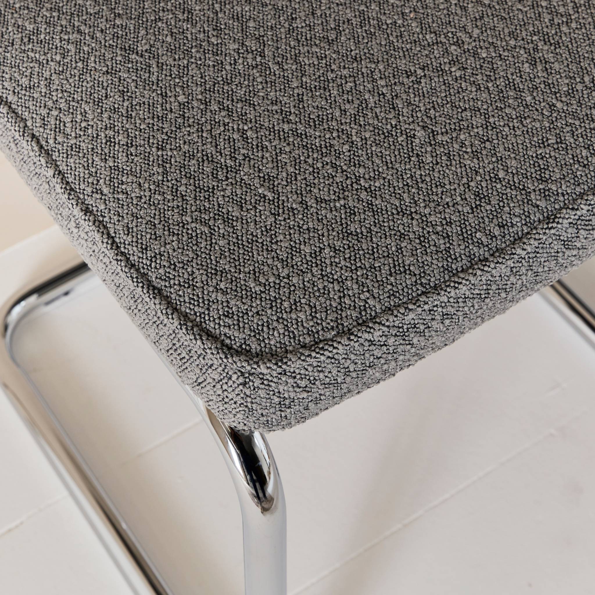 Lot de 2 chaises cantilever tissu bouclette texturée gris l46 x p54.5x h84.5cm